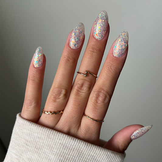 Naglar med Sken pärlglittrande nagellack, perfekt för nageltrender 2024 och hållbara naglar hemma. Använd vårt nagelkit och nagelprodukter för att lägga till lite gnistrar till varje manikyr