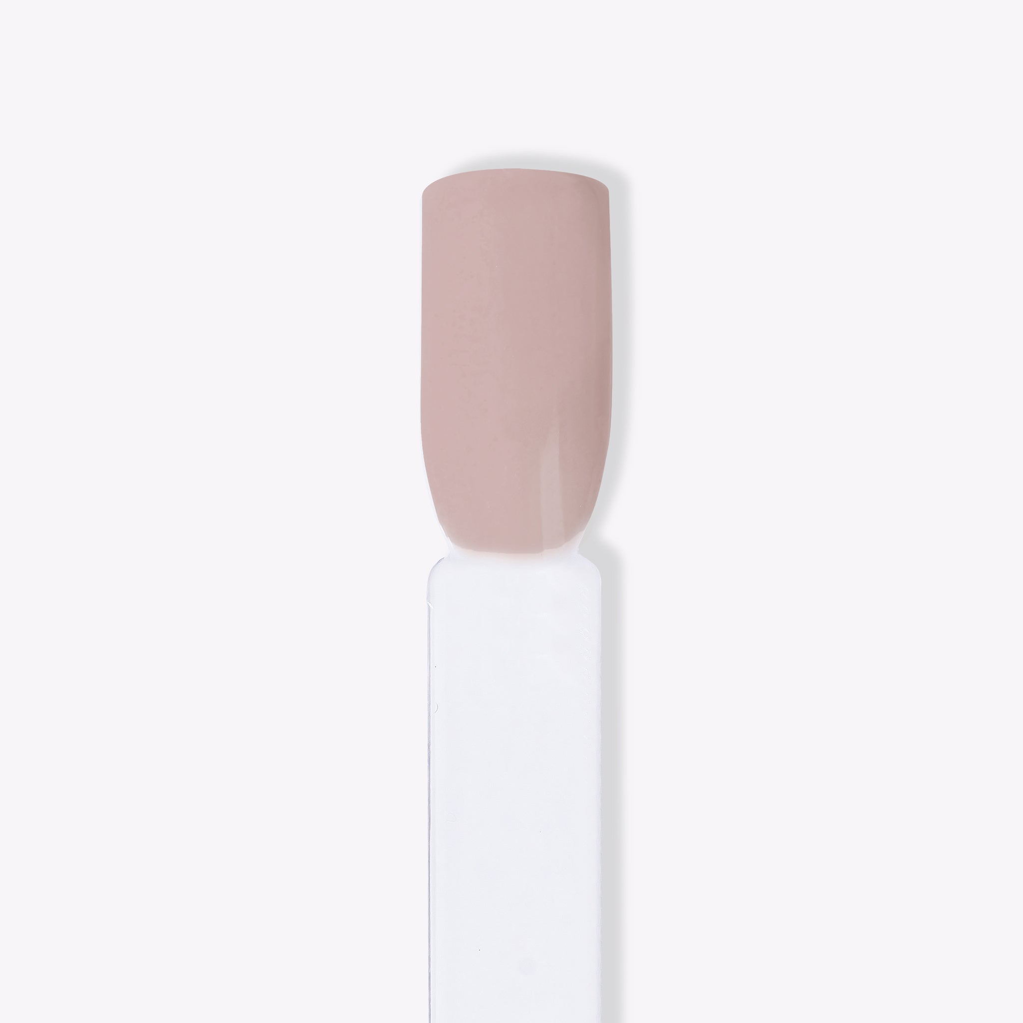 Närbild av karamelltonat nagellack med svag rosa nyans för naglar hemma och nageltrender 2024. Idealisk för hållbara naglar med nagelkit och gellack, bärbar på landet eller i staden