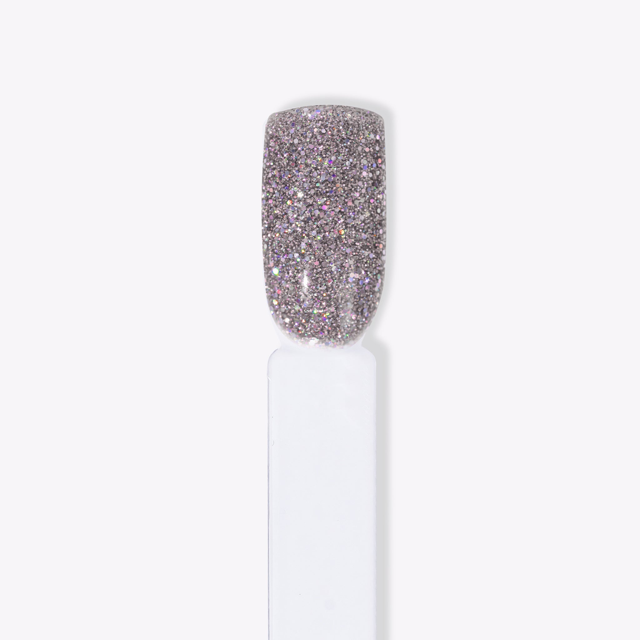 Närbild av silvrigt glitterpulver för naglar hemma och nageltrender 2024. Idealisk för hållbara naglar med nagelkit och gellack, skapar en skimrande look