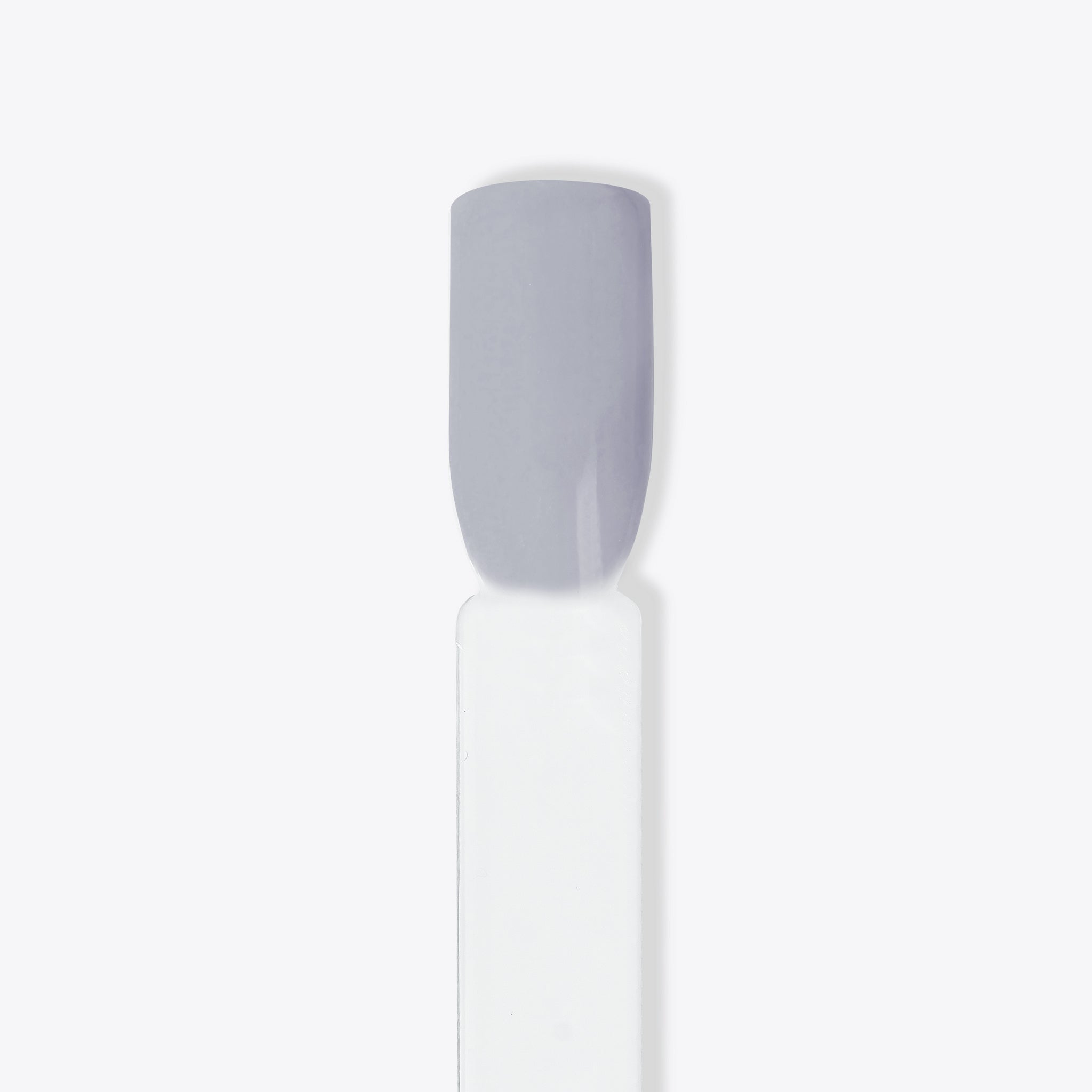 Närbild av duvgrått nagelpulver för hållbara naglar hemma och nageltrender 2024. Perfekt för att skapa en neutral look med nagelkit.