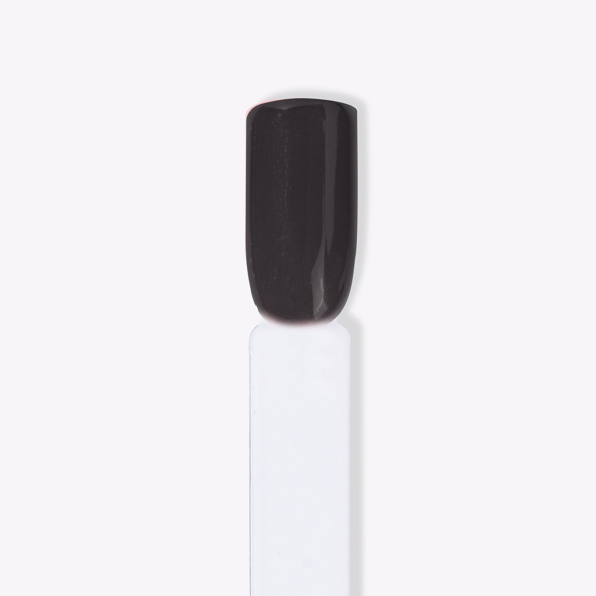 Närbild av svart nagelglitterpulver, idealiskt för att skapa hållbara naglar hemma och att följa nageltrender 2024.