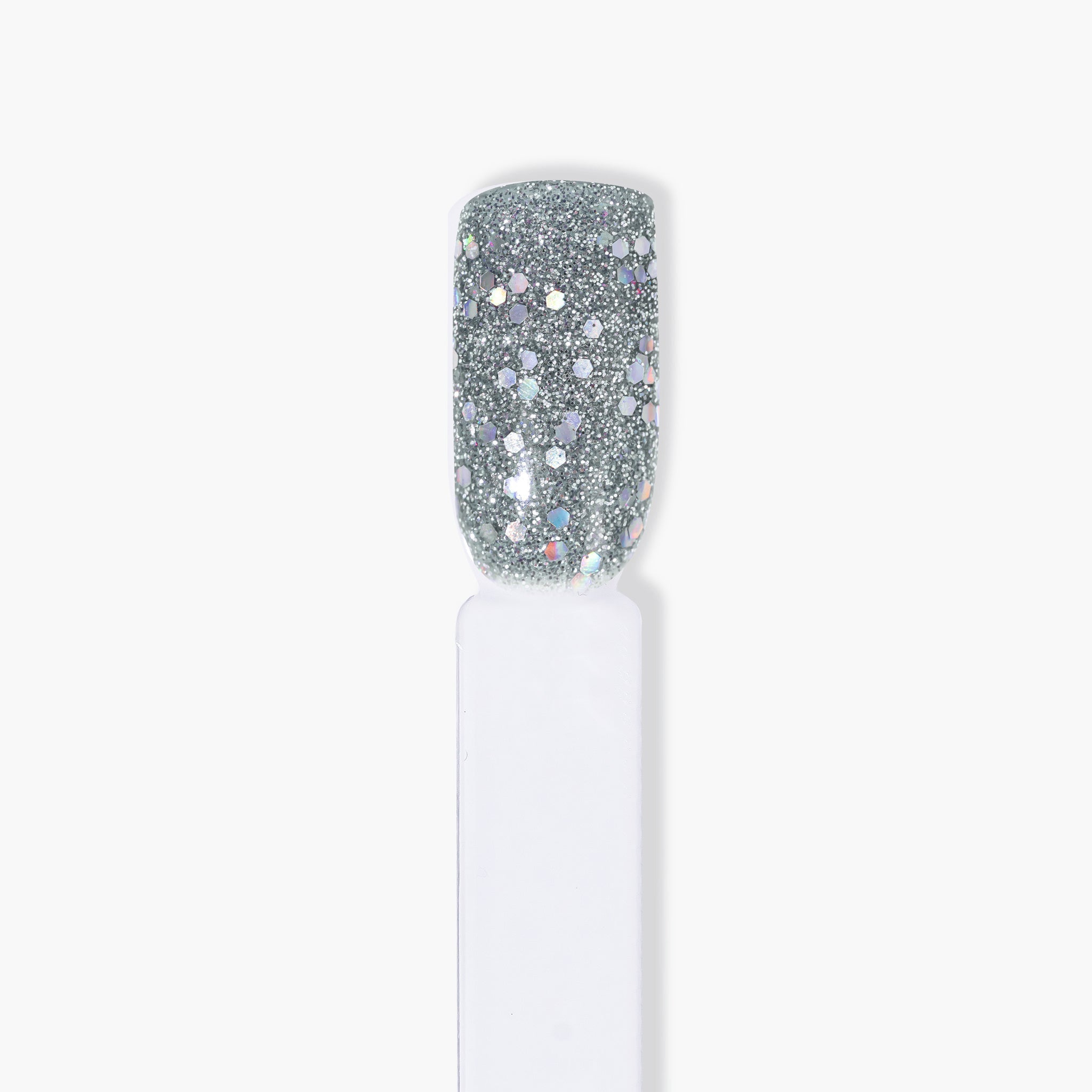 Närbild av silvrigt nagelpulver med disco-hexagoner för naglar hemma och nageltrender 2024. Idealisk för att skapa hållbara naglar och nagelkit.