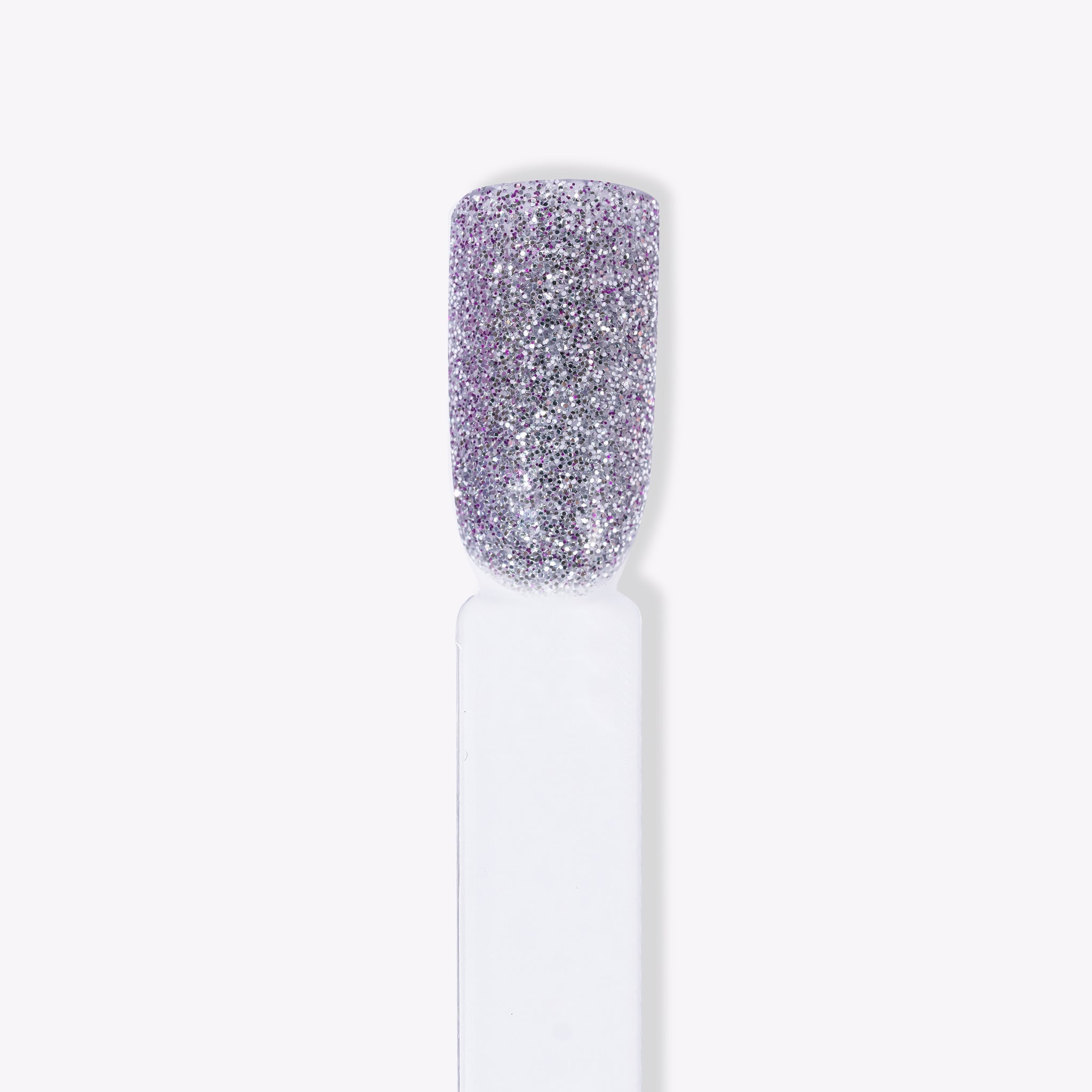 Närbild av Temptress silverglitter nagellack med lila gnistrande reflektioner för naglar hemma och nageltrender 2024. Idealisk för hållbara naglar med nagelkit och gellack, fantastisk och gnistrande