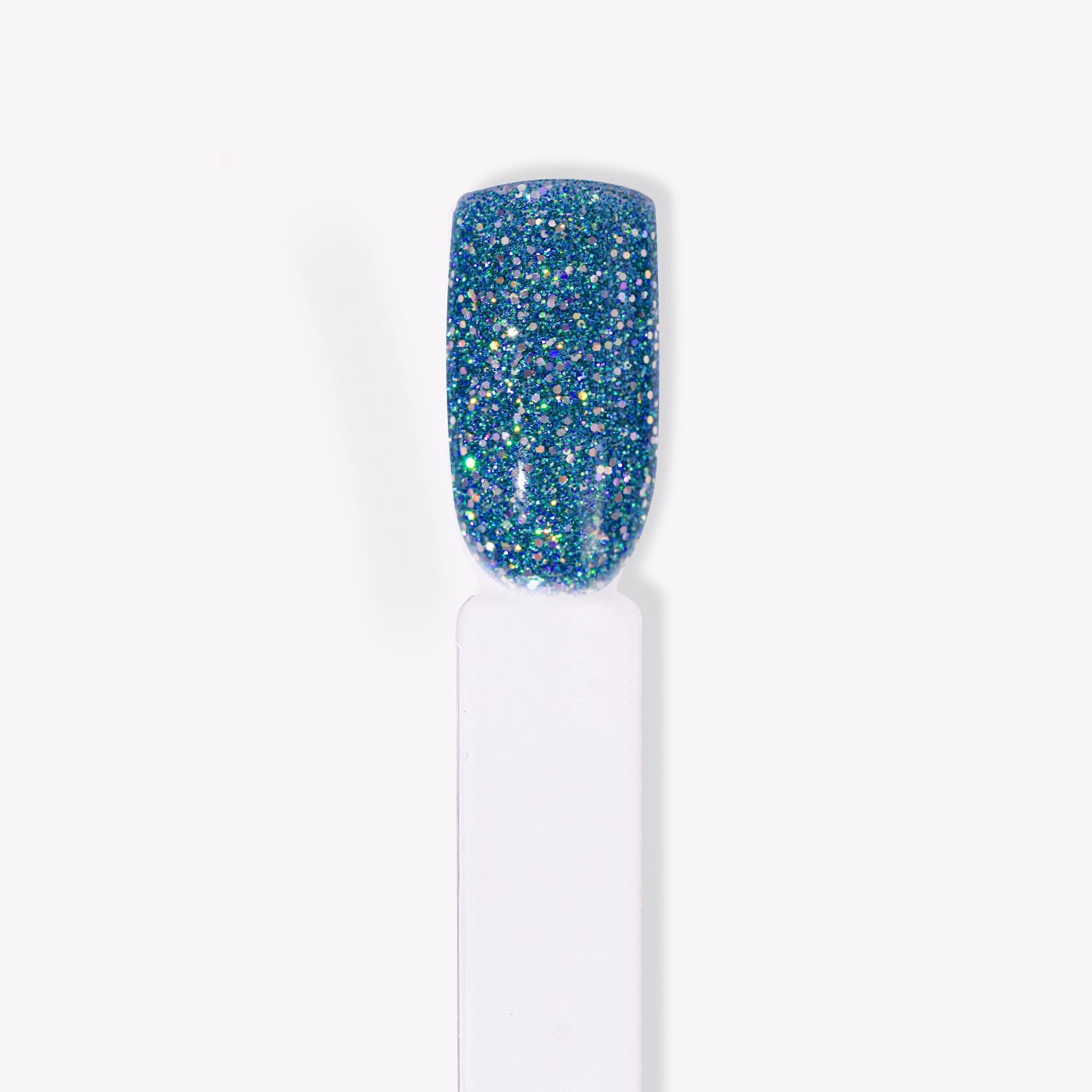Närbild av mörkblått nagellack med ljusa silverreflekterande gnistor för naglar hemma och nageltrender 2024. Idealisk för hållbara naglar med nagelkit och gellack, får dig att se ut som ditt bästa jag