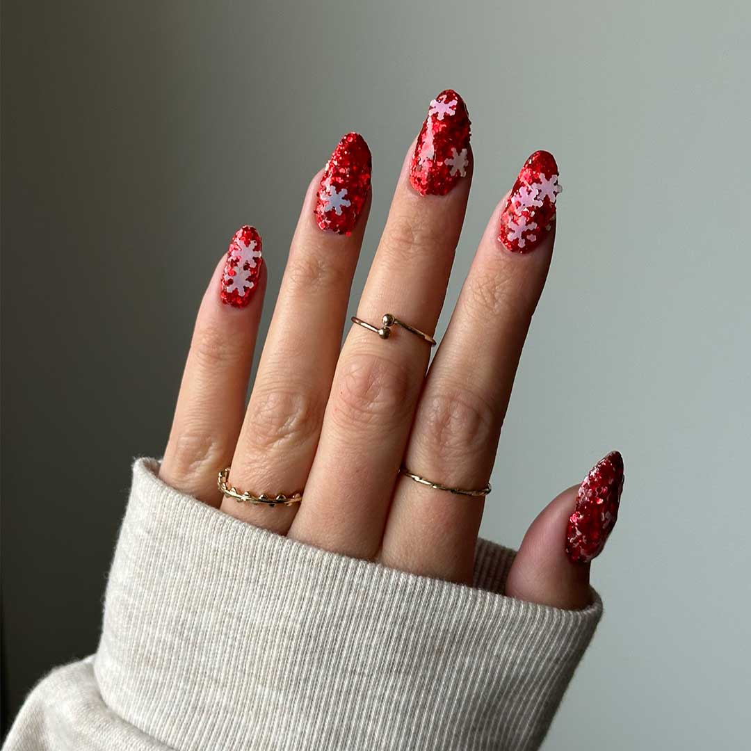 Naglar med Candycane rött glitternagelpulver och vita snöflingor, perfekt för julnaglar och hållbara naglar hemma. Följ nageltrender 2024 med vårt nagelkit.