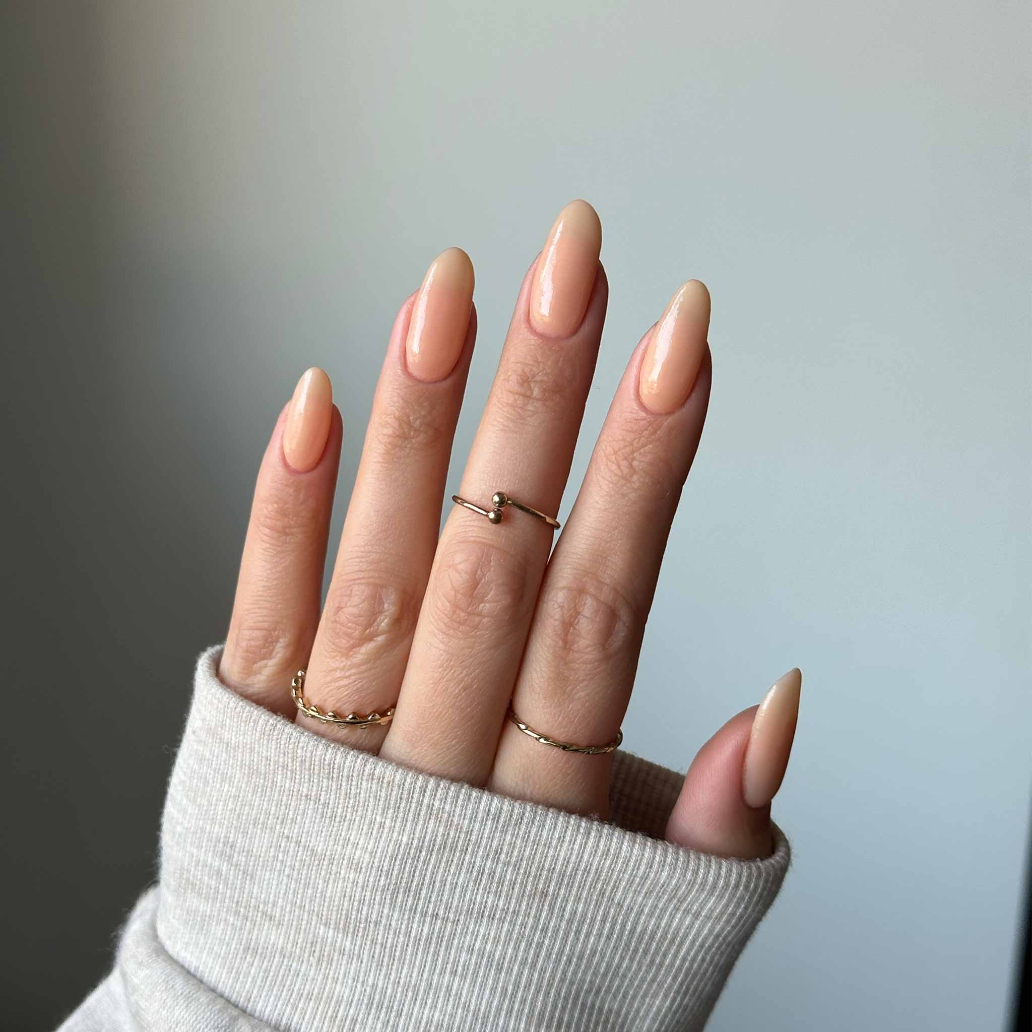 Naglar med Candy Cloud neutralt och genomskinligt nagelpulver, perfekt för naglar hemma och att följa nageltrender 2024. Hållbara naglar med nagelkit