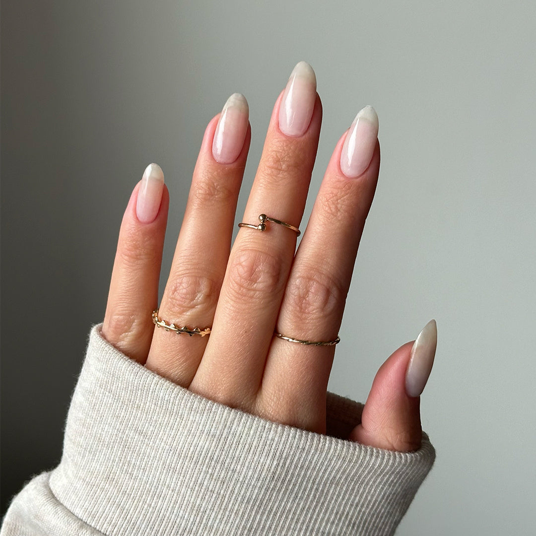 Närbild av Clear genomskinligt nagelpulver för att skydda färgpigment och glittrande lager. Idealisk för nageltrender 2024 och hållbara naglar hemma med nagelkit