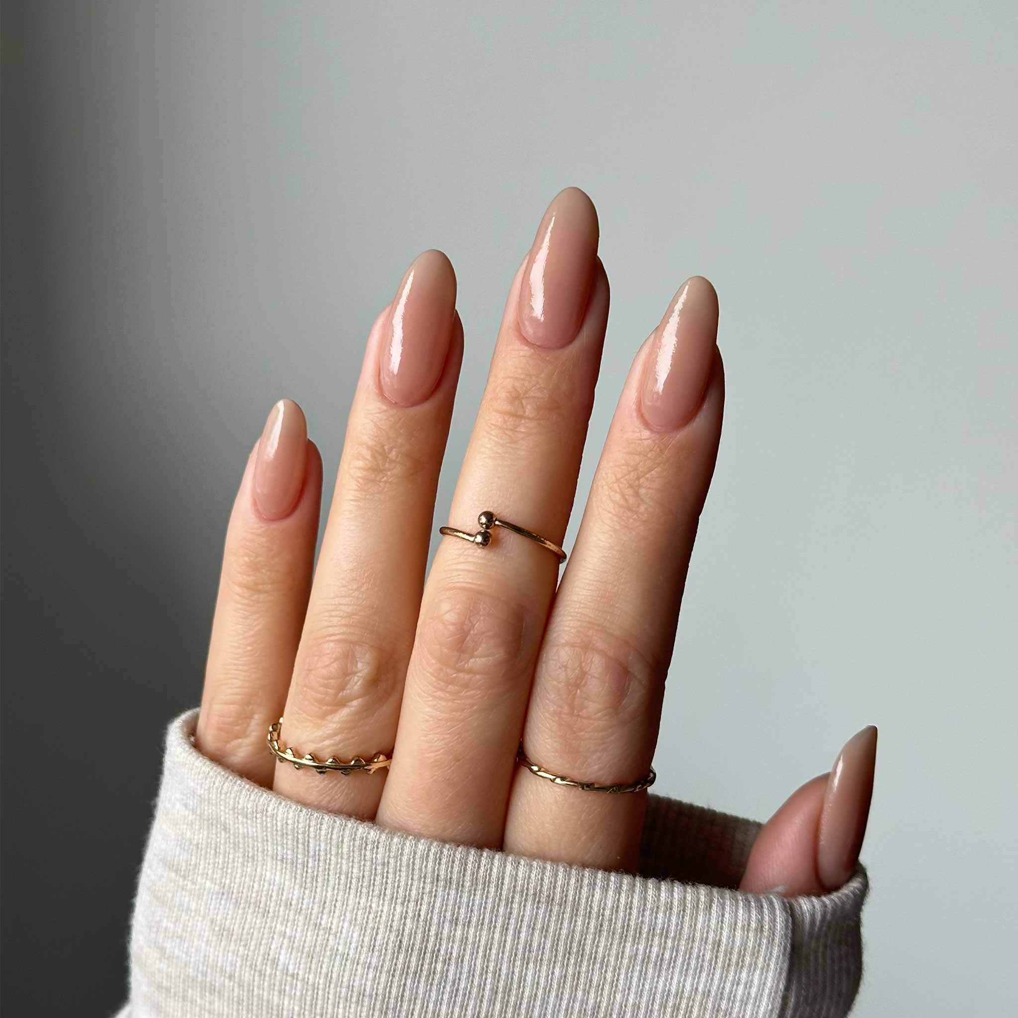 Naglar med Dreamy neutralt manikyrpulver, perfekt för nageltrender 2024 och hållbara naglar hemma. Använd vårt nagelkit och nagelprodukter för en mångsidig look