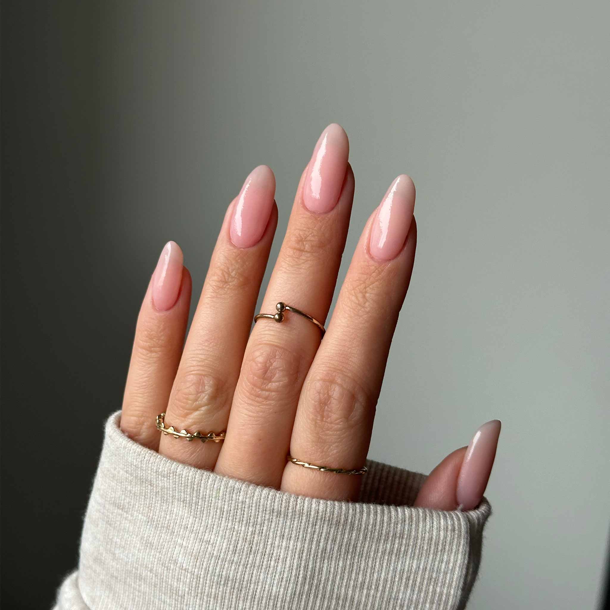 Naglar med Lucid's jordgubbsrosa genomskinligt nagelpulver, perfekt för nageltrender 2024 och hållbara naglar hemma. Använd vårt nagelkit och nagelprodukter för en fruktig och rolig manikyr