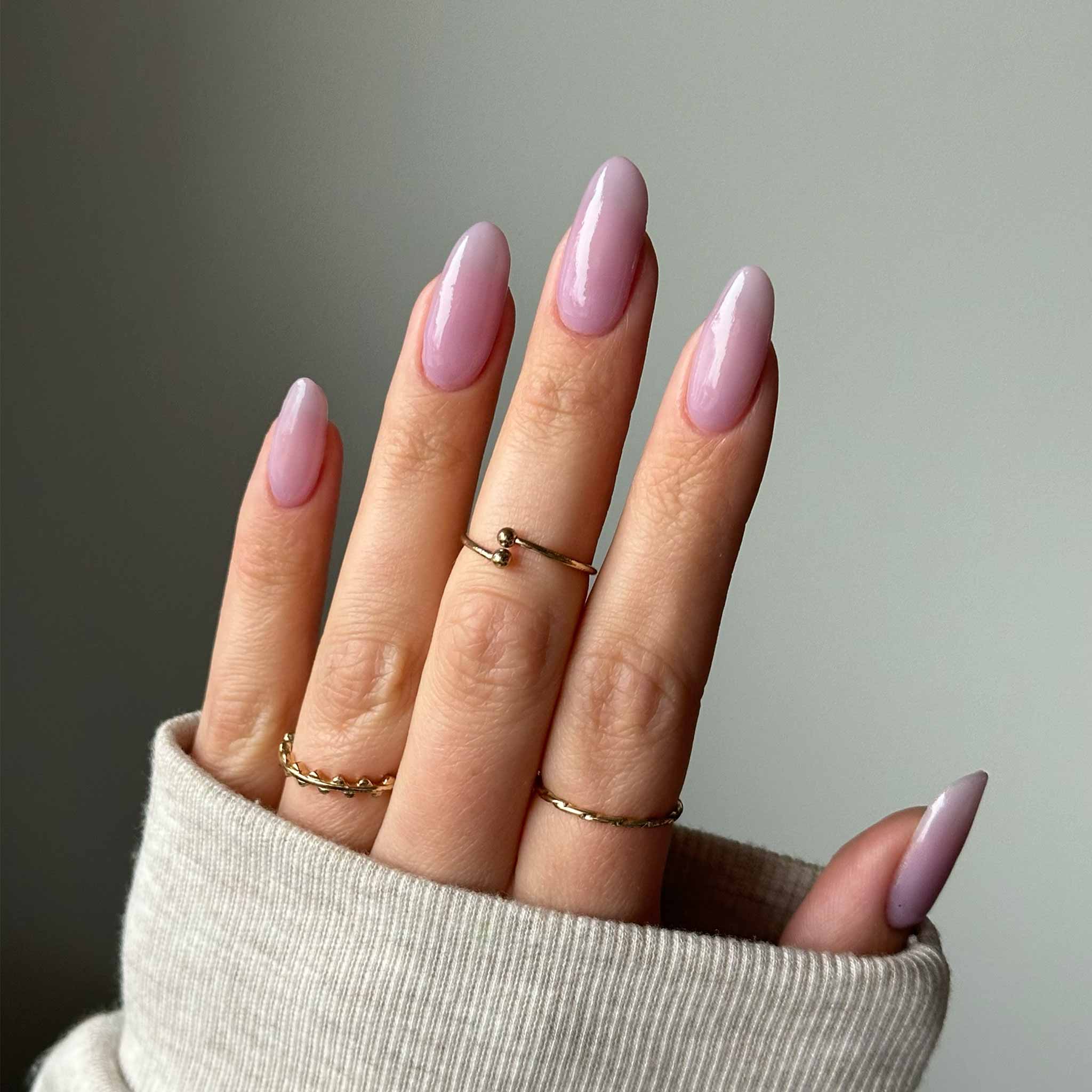 Naglar med Plush Plum genomskinligt mauve nagellack, perfekt för nageltrender 2024 och hållbara naglar hemma. Använd vårt nagelkit och nagelprodukter för en klassisk och unik manikyr