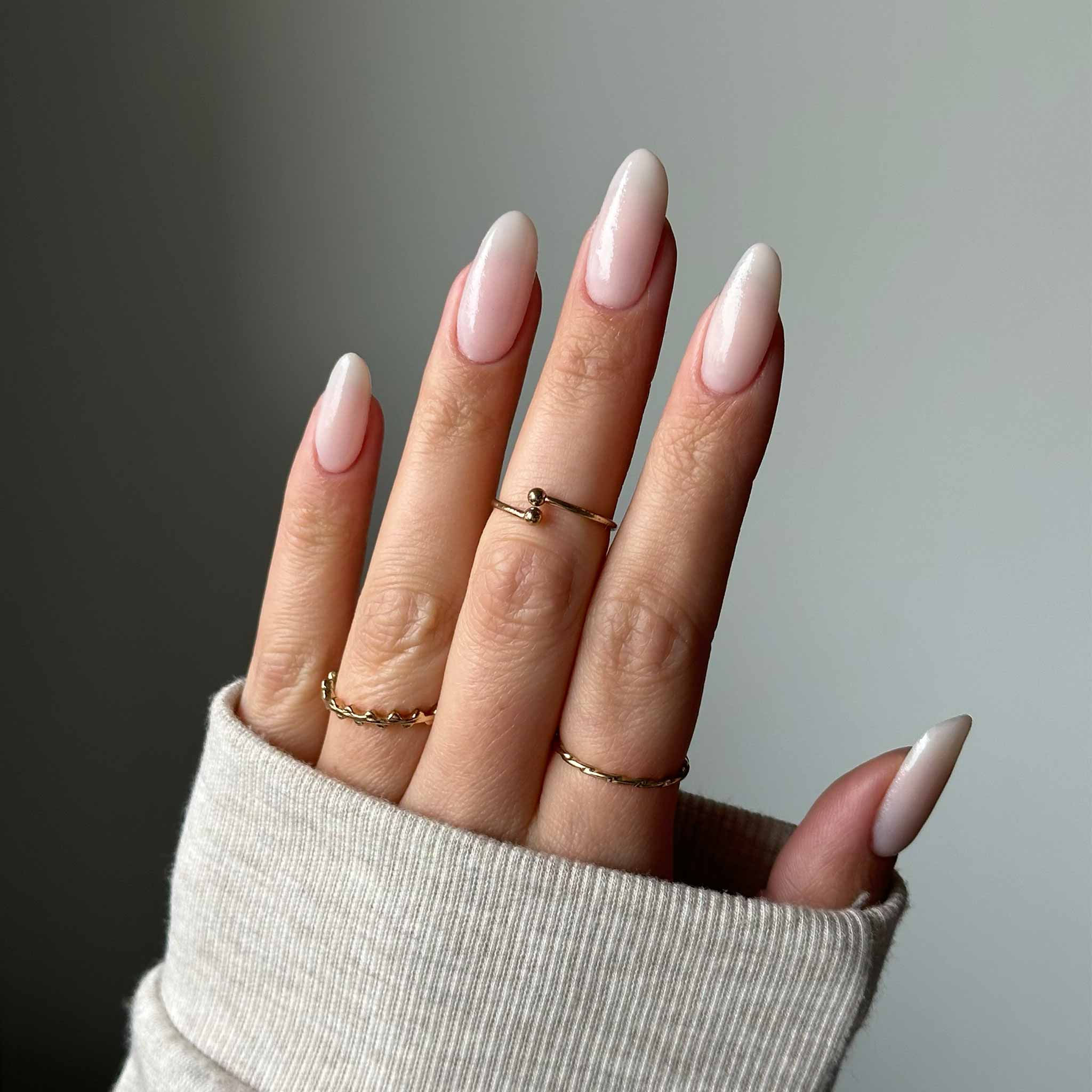 Närbild av Popsicle genomskinligt rosa nagellack för naglar hemma och nageltrender 2024. Idealisk för hållbara naglar med nagelkit och gellack, perfekt för varje tillfälle