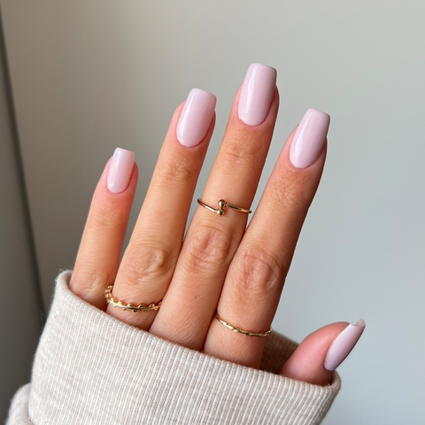 Naglar med Moon Magic mjuk lila nagellack, perfekt för nageltrender 2024 och hållbara naglar hemma. Använd vårt nagelkit och nagelprodukter för en elegant look, dag som natt